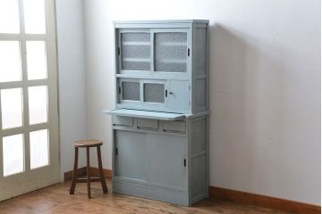 レトロ家具　アンティークペイント　ダイヤガラス入り!小ぶりでレトロな食器棚