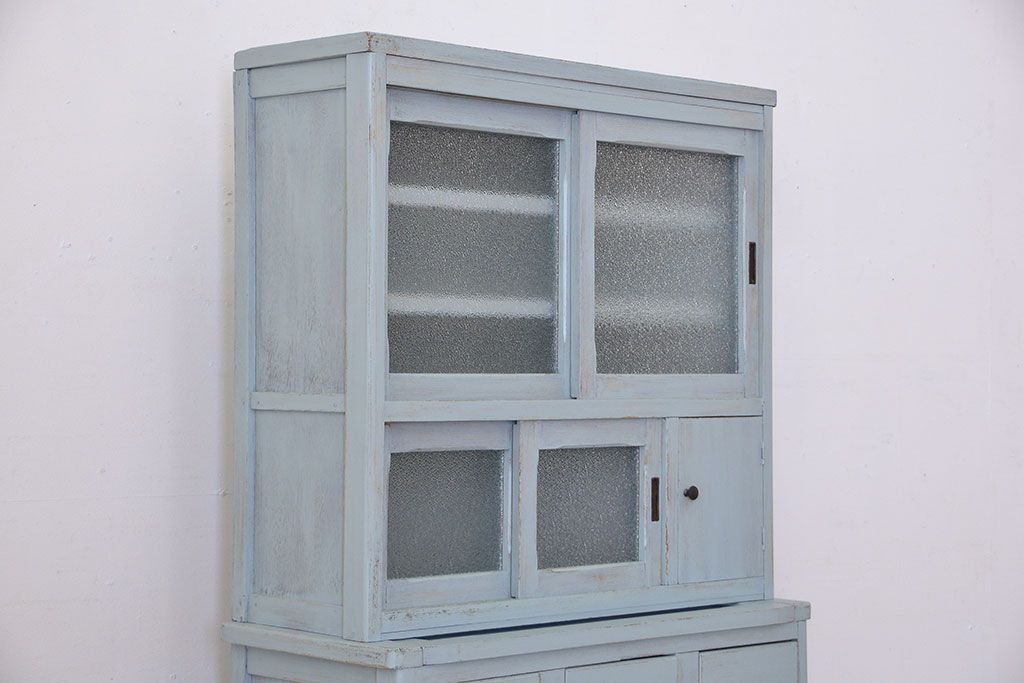 レトロ家具　アンティークペイント　ダイヤガラス入り!小ぶりでレトロな食器棚