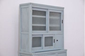 レトロ家具　アンティークペイント　ダイヤガラス入り!小ぶりでレトロな食器棚