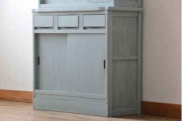 レトロ家具　アンティークペイント　ダイヤガラス入り!小ぶりでレトロな食器棚