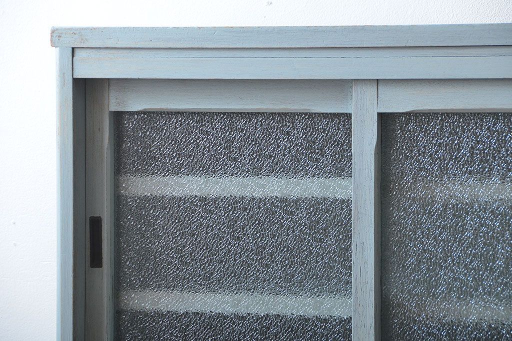 レトロ家具　アンティークペイント　ダイヤガラス入り!小ぶりでレトロな食器棚