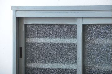 レトロ家具　アンティークペイント　ダイヤガラス入り!小ぶりでレトロな食器棚