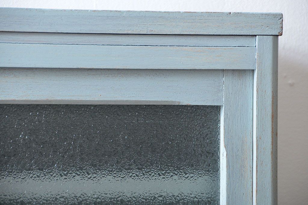 レトロ家具　アンティークペイント　ダイヤガラス入り!小ぶりでレトロな食器棚