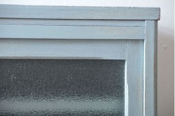 レトロ家具　アンティークペイント　ダイヤガラス入り!小ぶりでレトロな食器棚