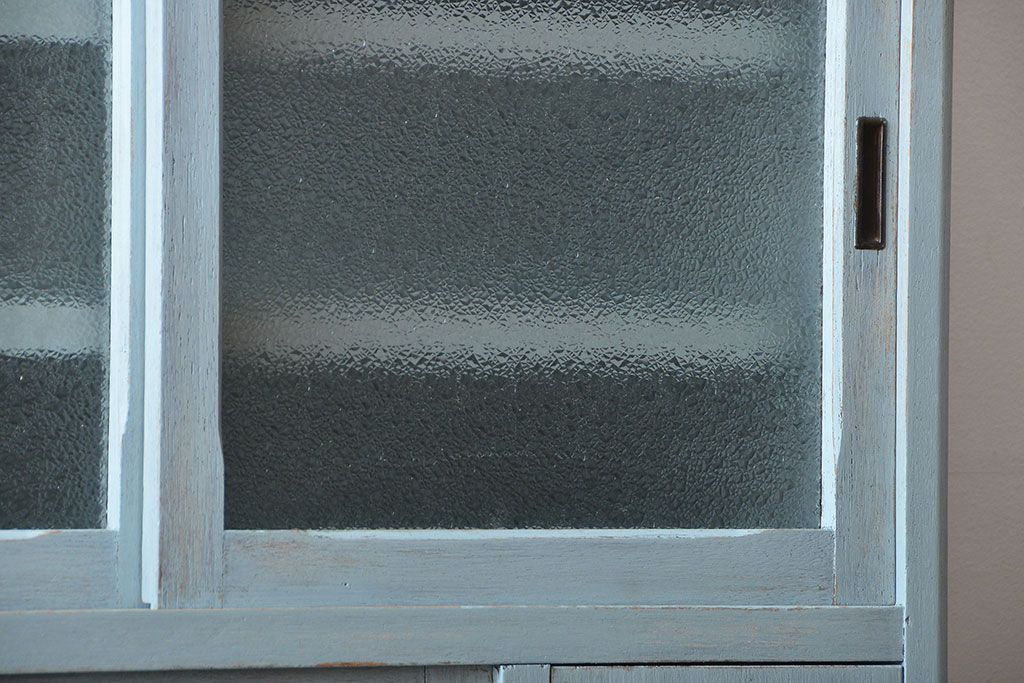 レトロ家具　アンティークペイント　ダイヤガラス入り!小ぶりでレトロな食器棚