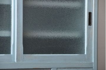 レトロ家具　アンティークペイント　ダイヤガラス入り!小ぶりでレトロな食器棚