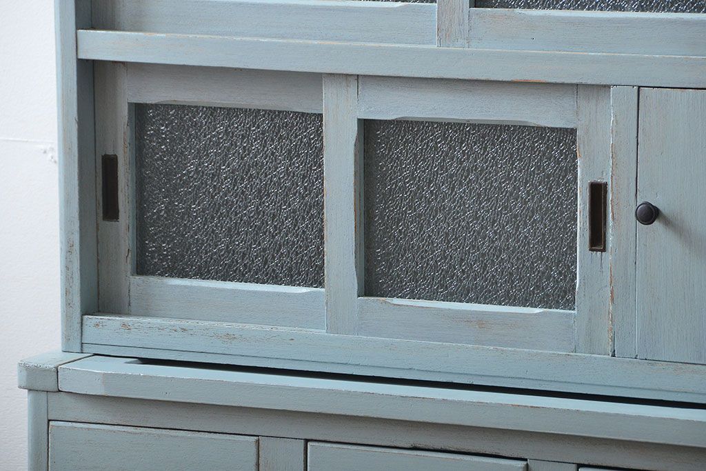 レトロ家具　アンティークペイント　ダイヤガラス入り!小ぶりでレトロな食器棚