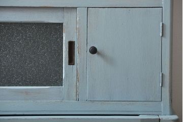 レトロ家具　アンティークペイント　ダイヤガラス入り!小ぶりでレトロな食器棚