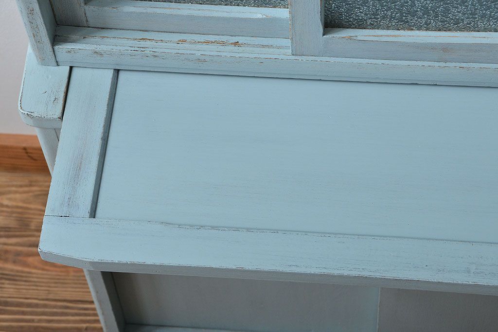 レトロ家具　アンティークペイント　ダイヤガラス入り!小ぶりでレトロな食器棚