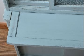 レトロ家具　アンティークペイント　ダイヤガラス入り!小ぶりでレトロな食器棚