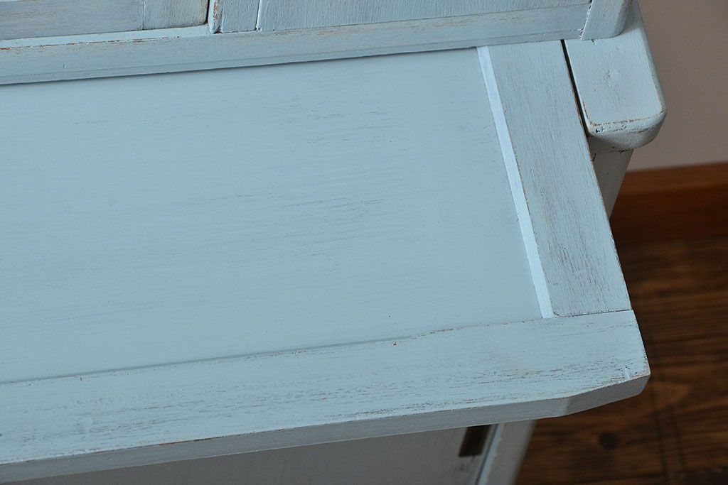 レトロ家具　アンティークペイント　ダイヤガラス入り!小ぶりでレトロな食器棚