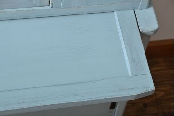 レトロ家具　アンティークペイント　ダイヤガラス入り!小ぶりでレトロな食器棚