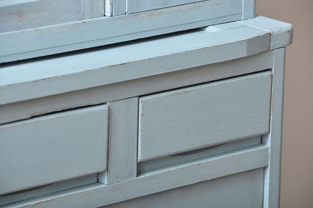 レトロ家具　アンティークペイント　ダイヤガラス入り!小ぶりでレトロな食器棚