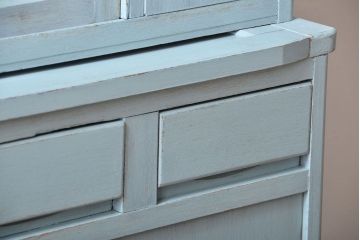 レトロ家具　アンティークペイント　ダイヤガラス入り!小ぶりでレトロな食器棚