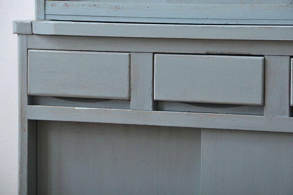 レトロ家具　アンティークペイント　ダイヤガラス入り!小ぶりでレトロな食器棚