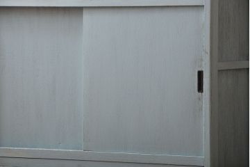 レトロ家具　アンティークペイント　ダイヤガラス入り!小ぶりでレトロな食器棚