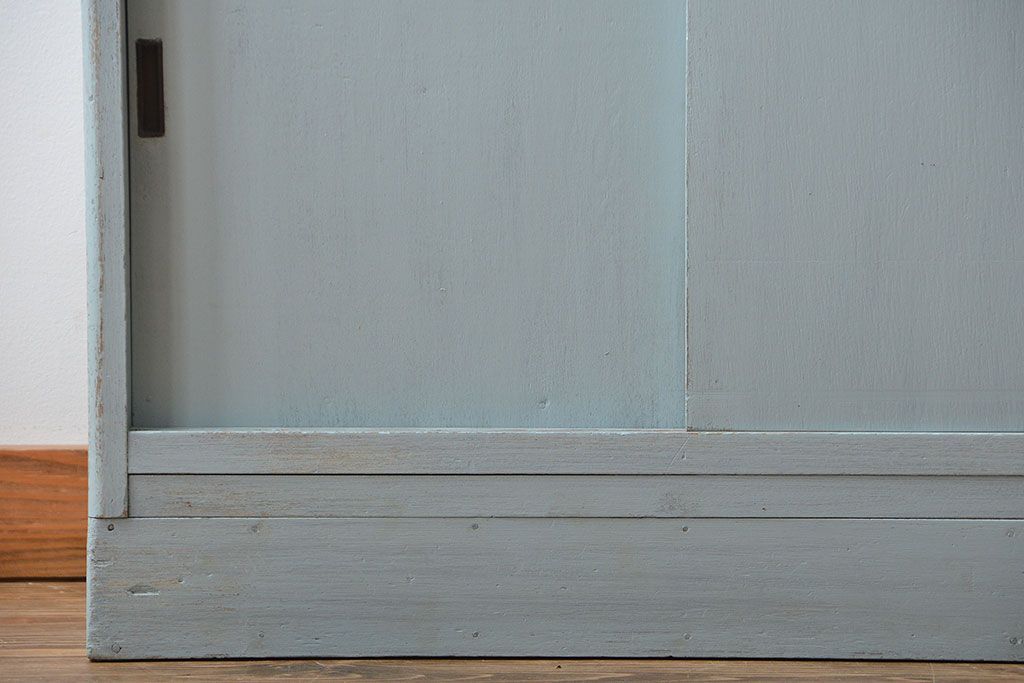 レトロ家具　アンティークペイント　ダイヤガラス入り!小ぶりでレトロな食器棚