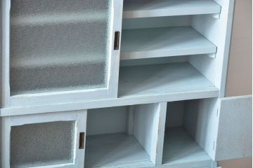 レトロ家具　アンティークペイント　ダイヤガラス入り!小ぶりでレトロな食器棚