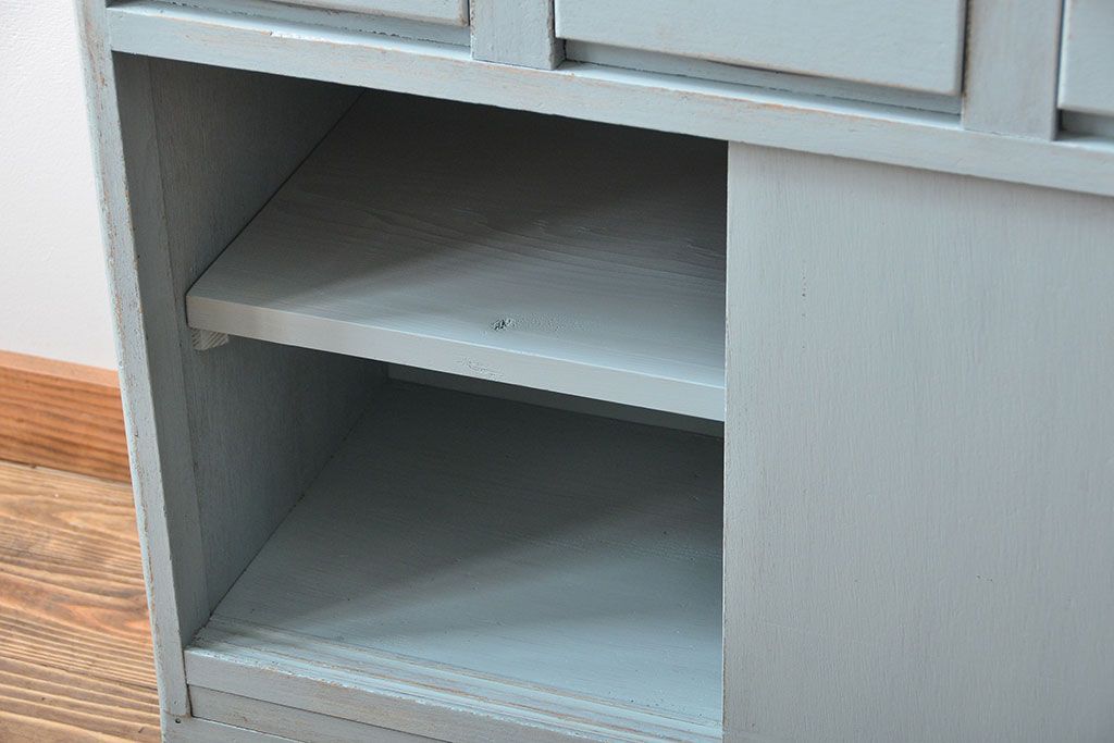 レトロ家具　アンティークペイント　ダイヤガラス入り!小ぶりでレトロな食器棚