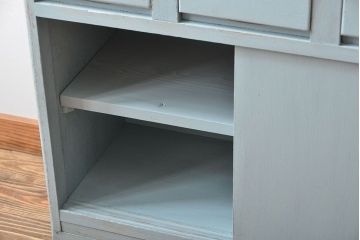 レトロ家具　アンティークペイント　ダイヤガラス入り!小ぶりでレトロな食器棚