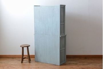 レトロ家具　アンティークペイント　ダイヤガラス入り!小ぶりでレトロな食器棚