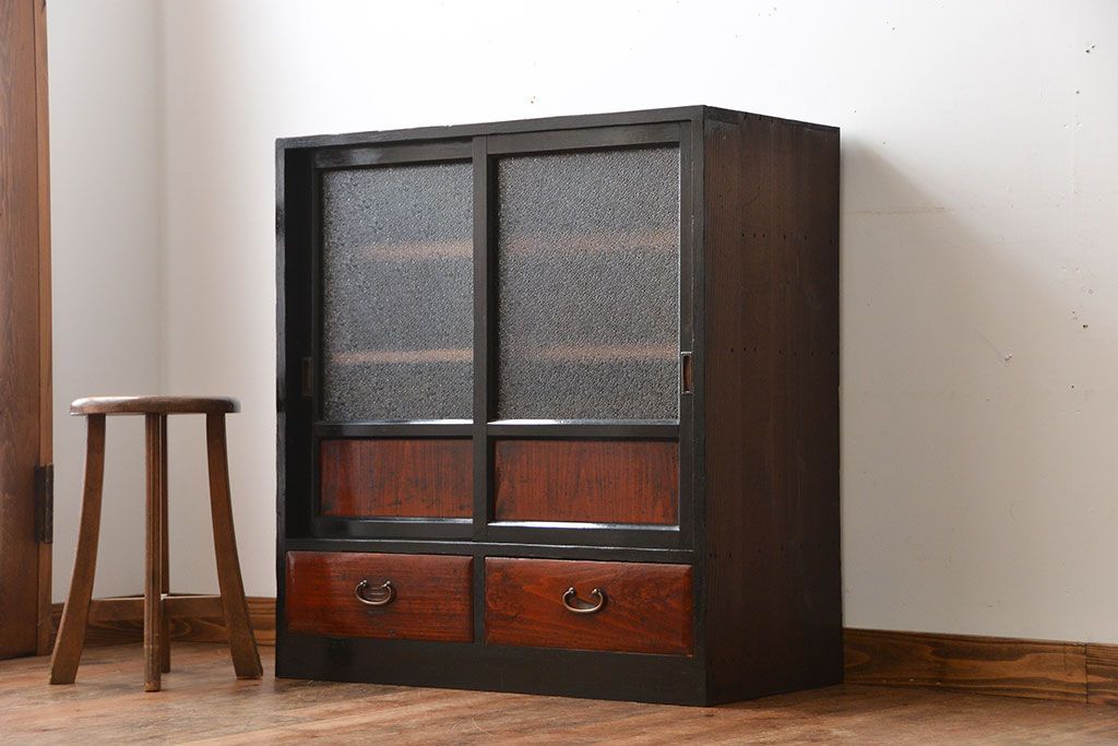 アンティーク家具　和製アンティーク　ダイヤガラス入り!モダンな収納棚