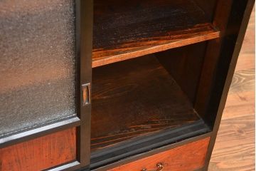 アンティーク家具　和製アンティーク　ダイヤガラス入り!モダンな収納棚