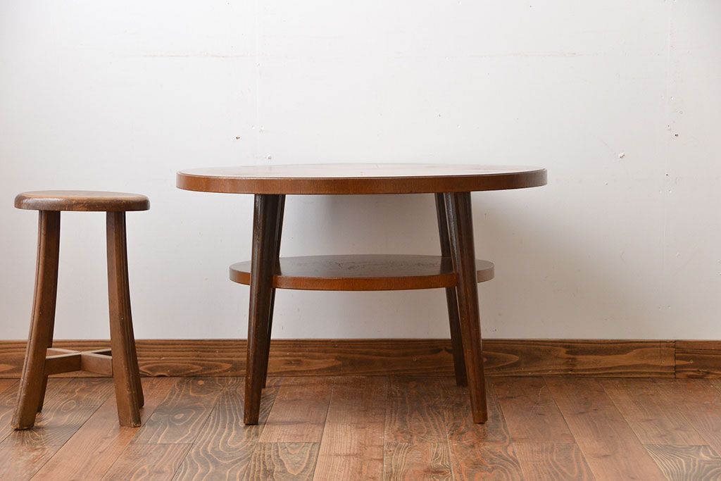 アンティーク家具　アンティーク　古い木製の丸い棚付きラウンドテーブル