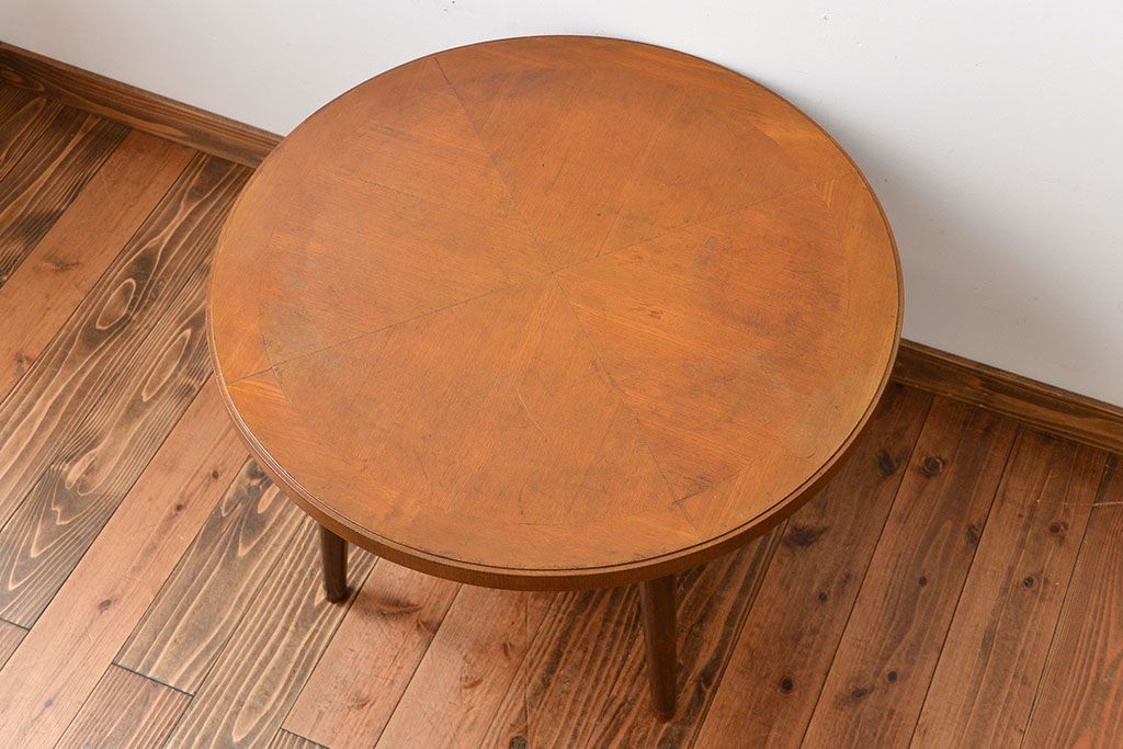 アンティーク家具　アンティーク　古い木製の丸い棚付きラウンドテーブル