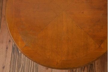 アンティーク家具　アンティーク　古い木製の丸い棚付きラウンドテーブル