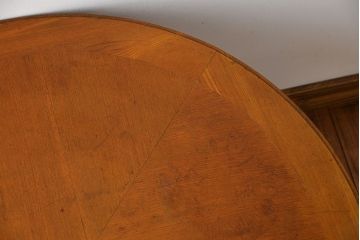 アンティーク家具　アンティーク　古い木製の丸い棚付きラウンドテーブル