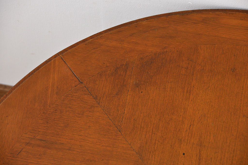 アンティーク家具　アンティーク　古い木製の丸い棚付きラウンドテーブル