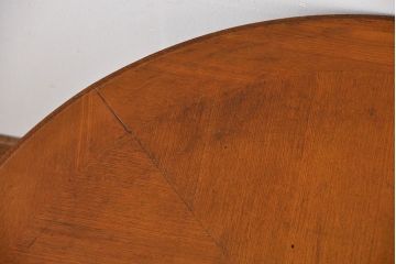 アンティーク家具　アンティーク　古い木製の丸い棚付きラウンドテーブル