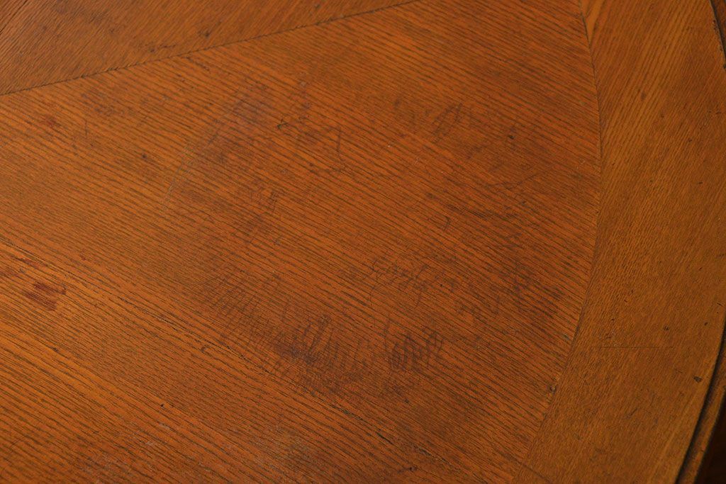 アンティーク家具　アンティーク　古い木製の丸い棚付きラウンドテーブル