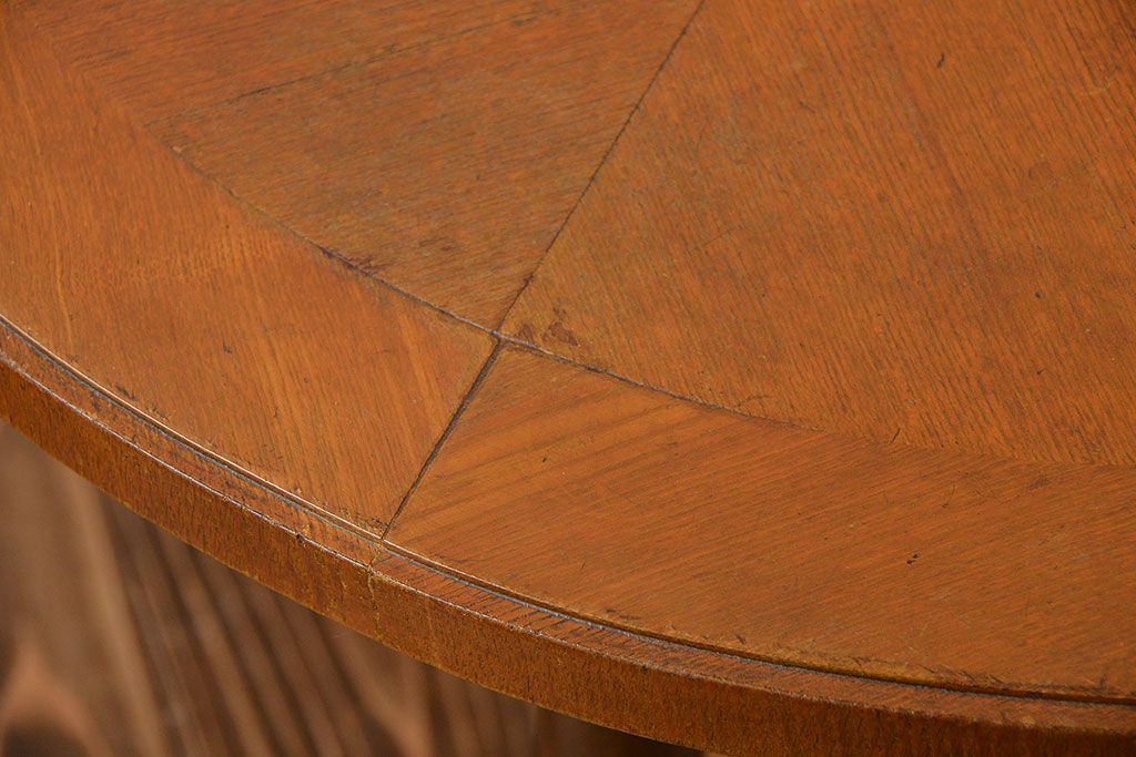 アンティーク家具　アンティーク　古い木製の丸い棚付きラウンドテーブル