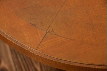 アンティーク家具　アンティーク　古い木製の丸い棚付きラウンドテーブル