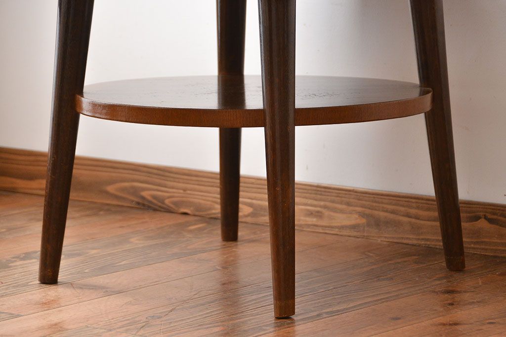 アンティーク家具　アンティーク　古い木製の丸い棚付きラウンドテーブル