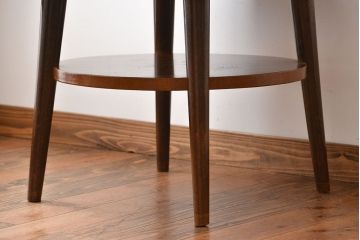 アンティーク家具　アンティーク　古い木製の丸い棚付きラウンドテーブル