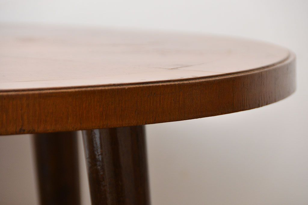 アンティーク家具　アンティーク　古い木製の丸い棚付きラウンドテーブル