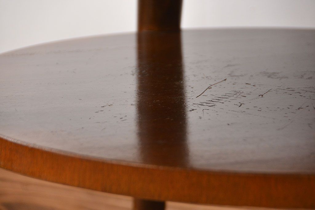 アンティーク家具　アンティーク　古い木製の丸い棚付きラウンドテーブル