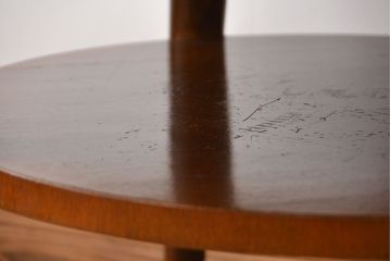 アンティーク家具　アンティーク　古い木製の丸い棚付きラウンドテーブル