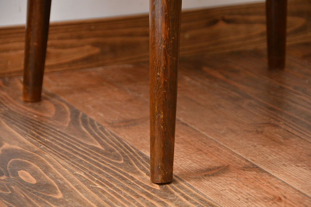 アンティーク家具　アンティーク　古い木製の丸い棚付きラウンドテーブル