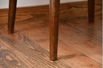 アンティーク家具　アンティーク　古い木製の丸い棚付きラウンドテーブル