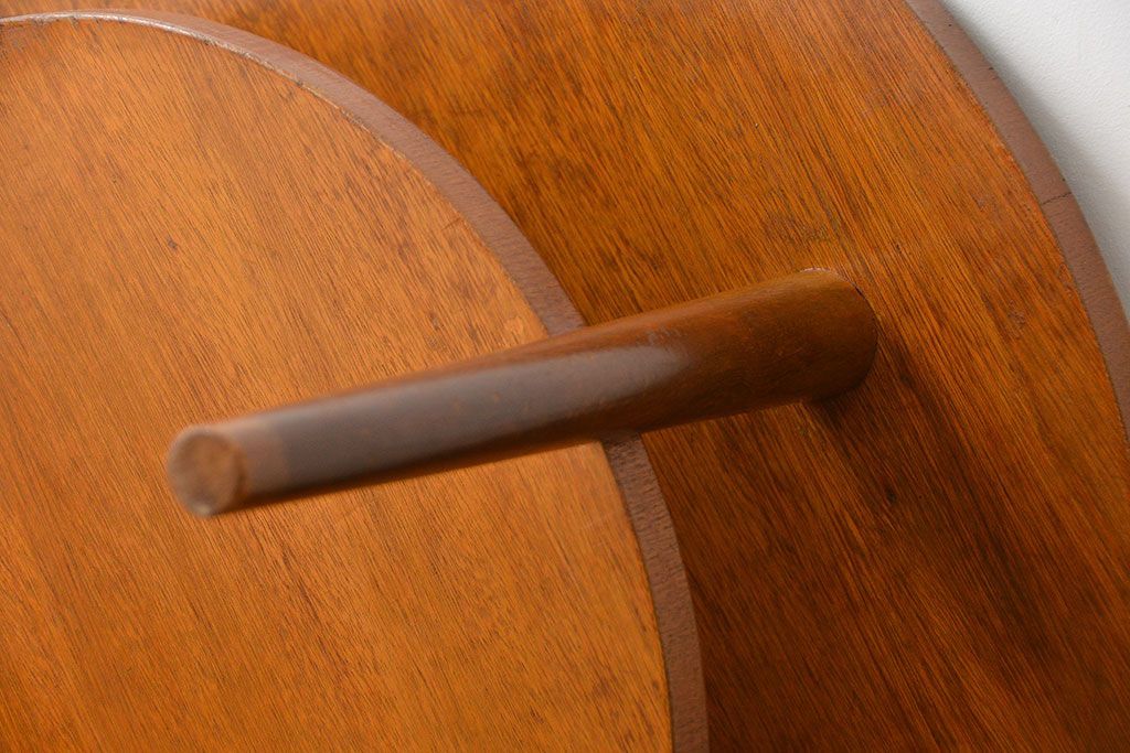 アンティーク家具　アンティーク　古い木製の丸い棚付きラウンドテーブル