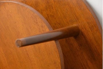 アンティーク家具　アンティーク　古い木製の丸い棚付きラウンドテーブル