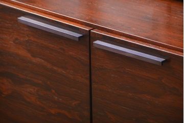 ヴィンテージ家具　北欧ビンテージ　デンマーク製　ローズウッド材のシンプルでおしゃれなキャビネット