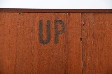 ヴィンテージ家具　北欧ビンテージ　デンマーク製　ローズウッド材のシンプルでおしゃれなキャビネット