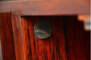 ヴィンテージ家具　北欧ビンテージ　デンマーク製　ローズウッド材のシンプルでおしゃれなキャビネット