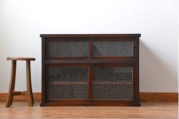 アンティーク家具　和製アンティーク　結霜ガラス入り!木製の小ぶりな引き戸収納棚(水屋箪笥)(1)
