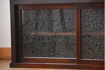 アンティーク家具　和製アンティーク　結霜ガラス入り!木製の小ぶりな引き戸収納棚(水屋箪笥)(1)